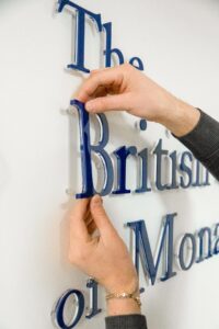 Lettres découpées en façade pour entreprise – Monaco