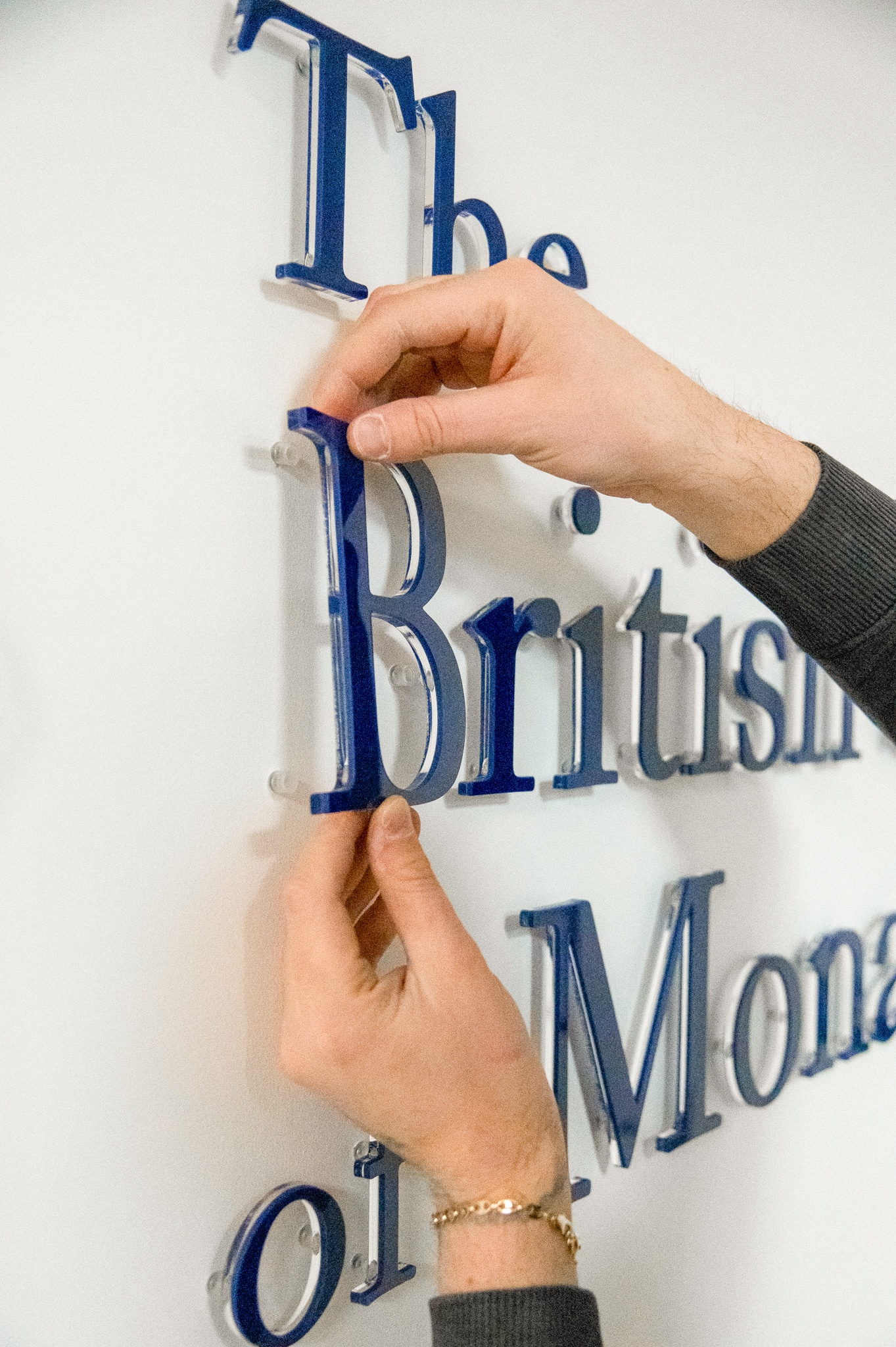 Lettres découpées en façade pour entreprise – Monaco