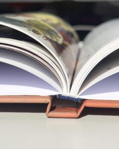 Livre imprimé à Monaco avec reliure dos carré collé