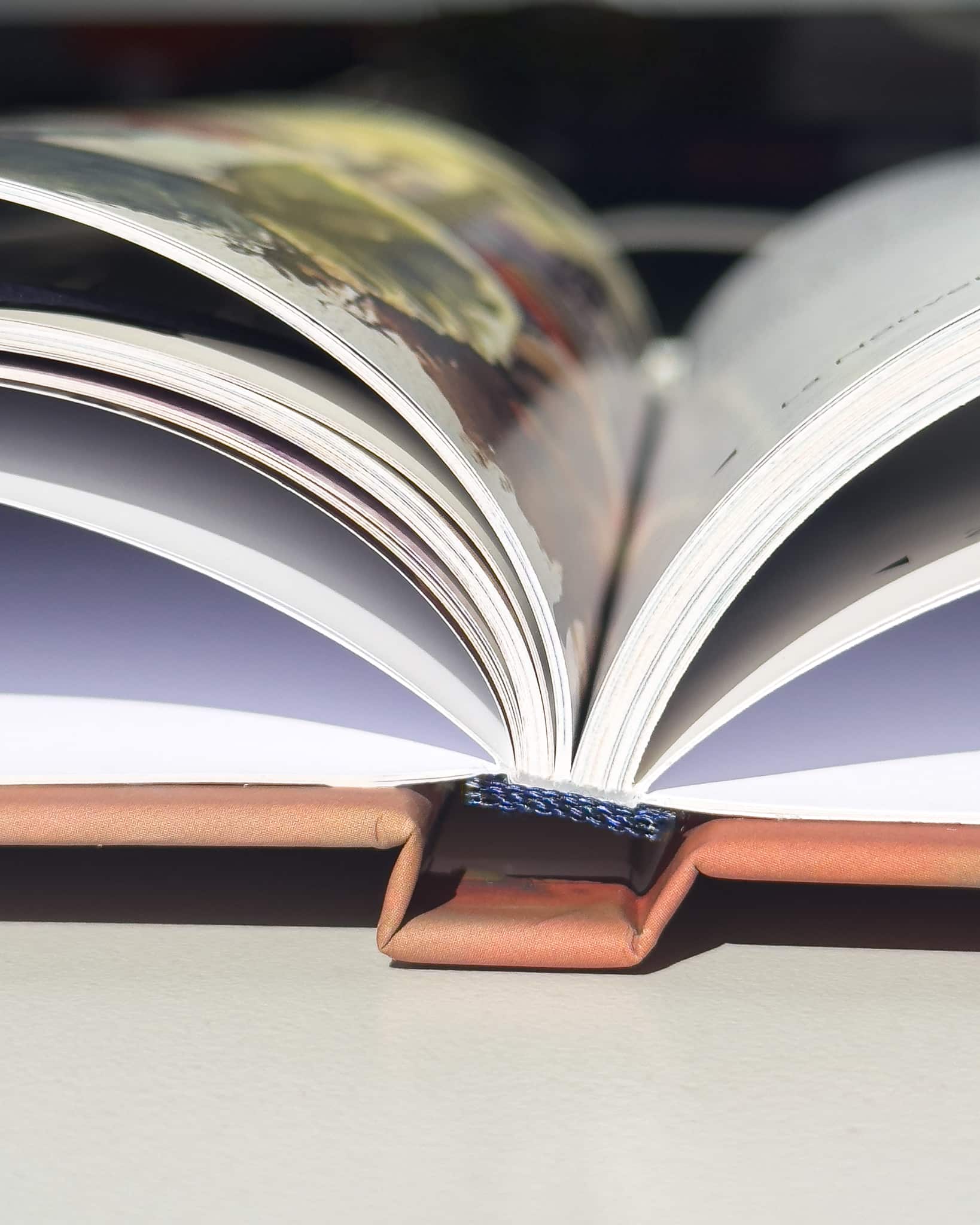 Livre imprimé à Monaco avec reliure dos carré collé